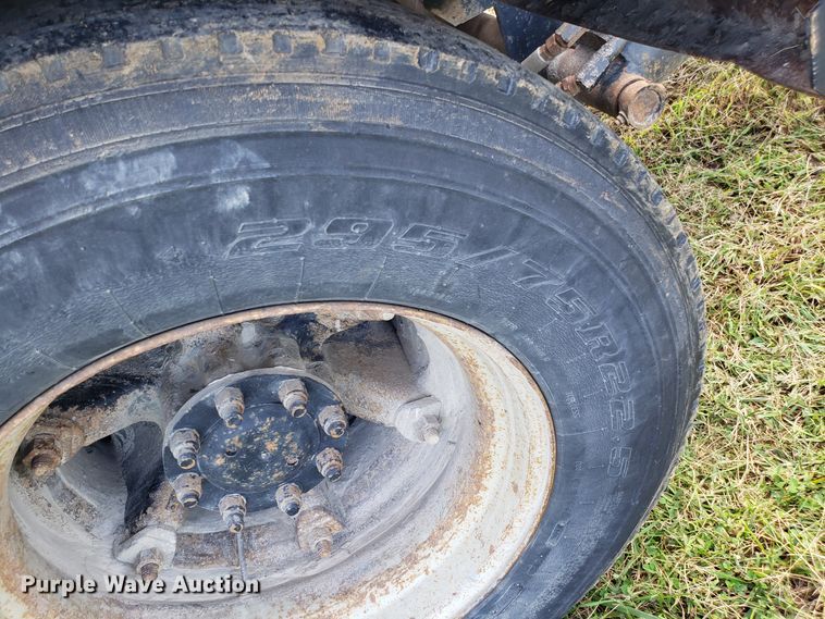 image for item DG7657 1985 International F2574 roll-off container truck