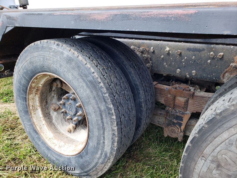 image for item DG7657 1985 International F2574 roll-off container truck