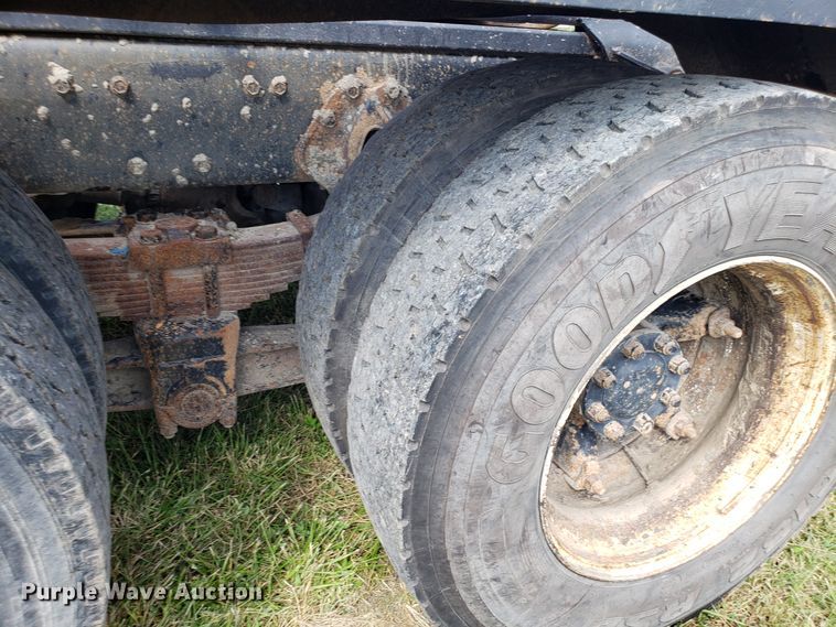 image for item DG7657 1985 International F2574 roll-off container truck