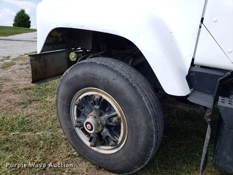 image for item DG7657 1985 International F2574 roll-off container truck