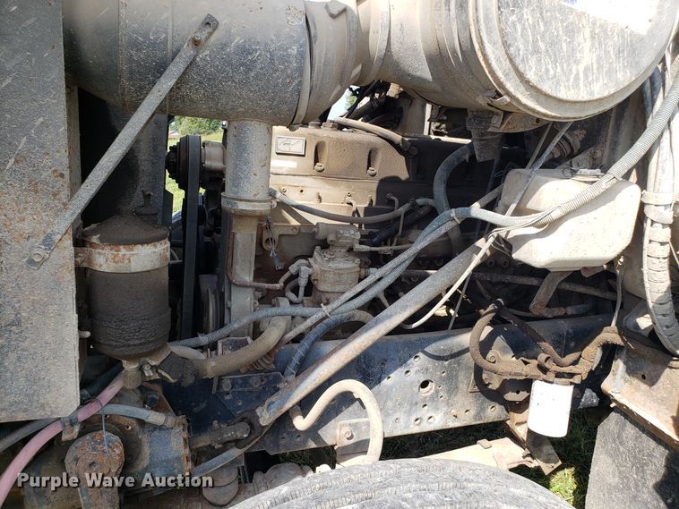 image for item DG7657 1985 International F2574 roll-off container truck