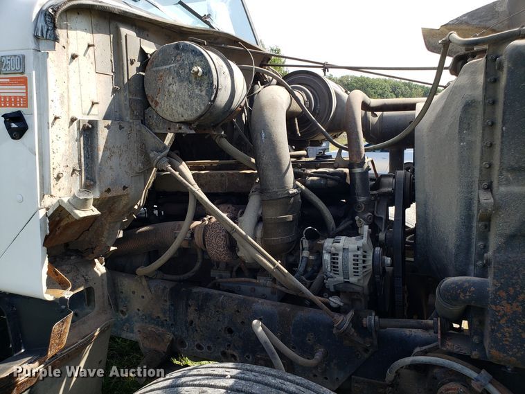 image for item DG7657 1985 International F2574 roll-off container truck