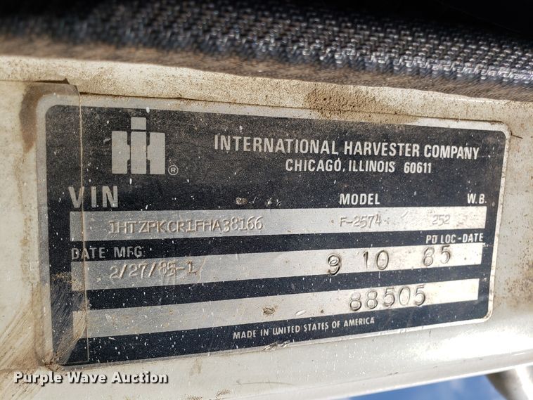 image for item DG7657 1985 International F2574 roll-off container truck