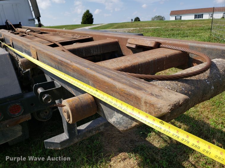 image for item DG7657 1985 International F2574 roll-off container truck