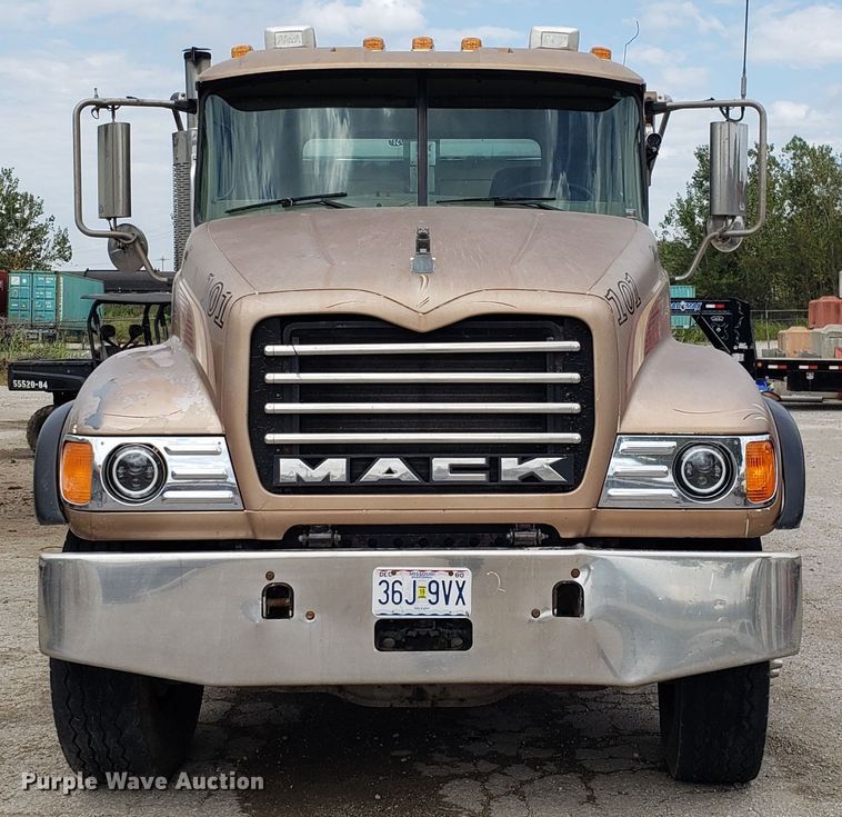 image for item DG7689 2001 Mack CV513 dump truck