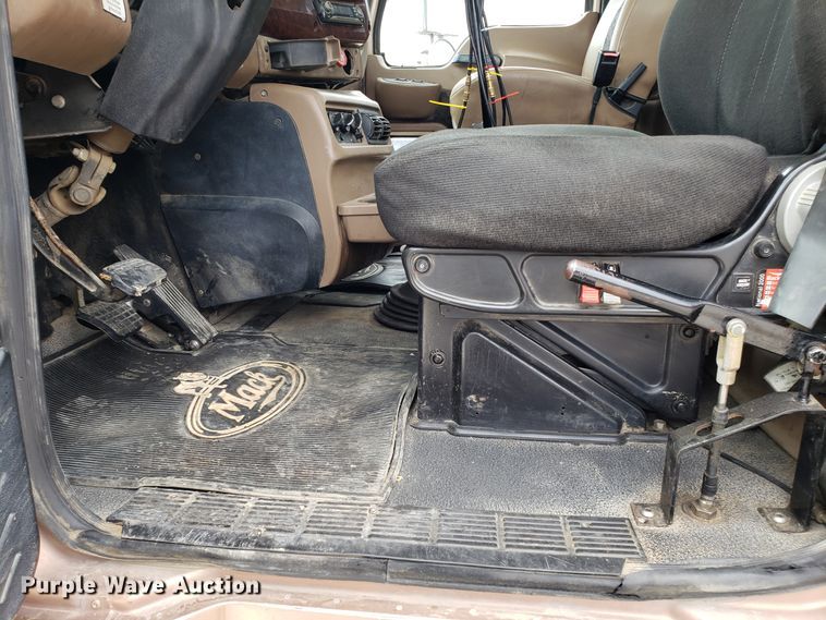 image for item DG7689 2001 Mack CV513 dump truck