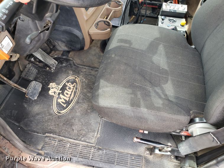 image for item DG7689 2001 Mack CV513 dump truck