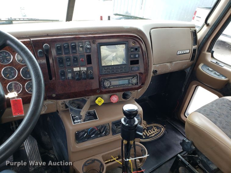 image for item DG7689 2001 Mack CV513 dump truck