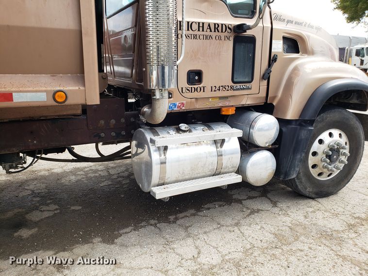 image for item DG7689 2001 Mack CV513 dump truck