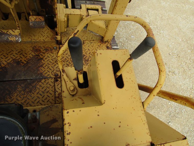 image for item DG8232 1984 Caterpillar D3B dozer