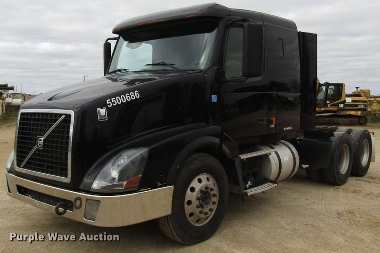 image for item DG8234 2006 Volvo VN semi truck