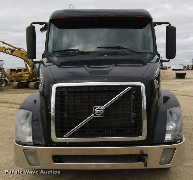image for item DG8234 2006 Volvo VN semi truck
