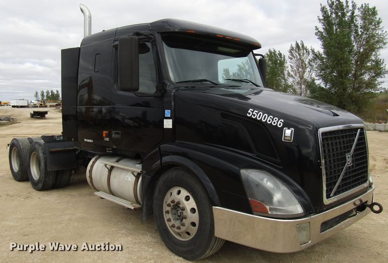 image for item DG8234 2006 Volvo VN semi truck