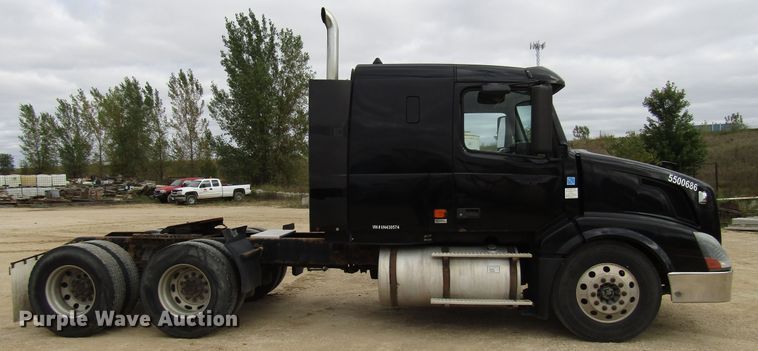 image for item DG8234 2006 Volvo VN semi truck