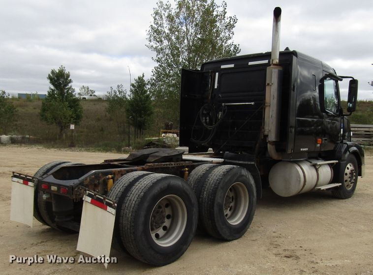 image for item DG8234 2006 Volvo VN semi truck