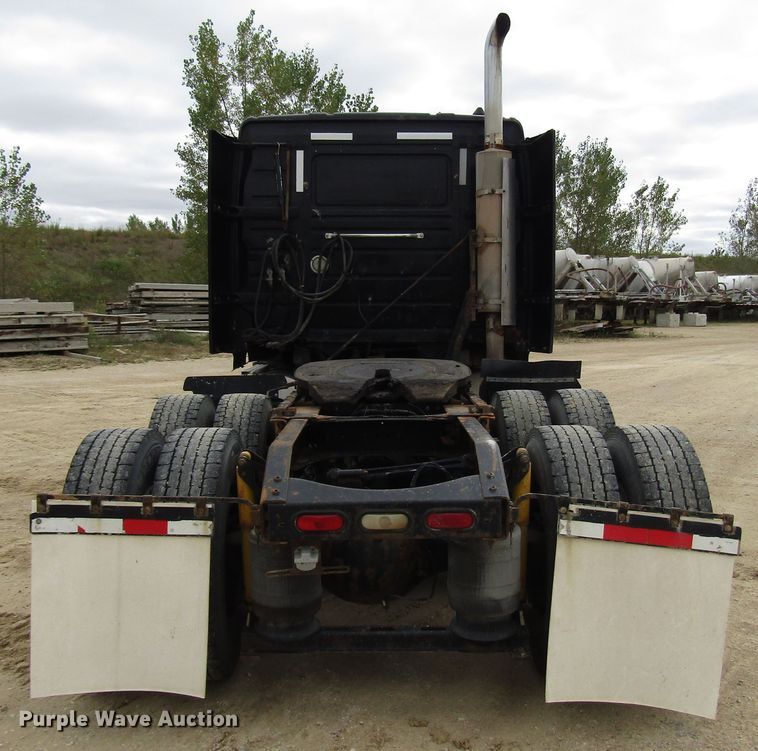 image for item DG8234 2006 Volvo VN semi truck