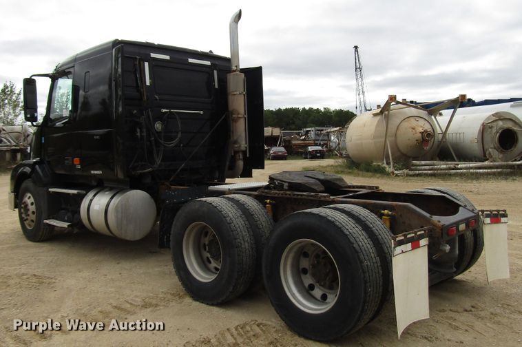 image for item DG8234 2006 Volvo VN semi truck