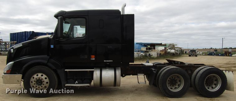 image for item DG8234 2006 Volvo VN semi truck