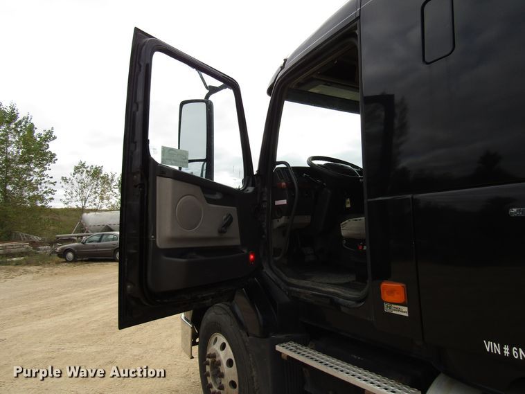 image for item DG8234 2006 Volvo VN semi truck