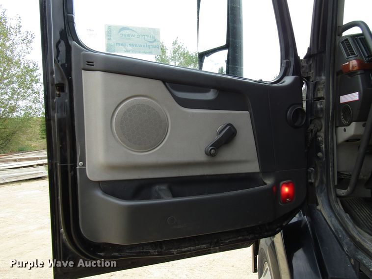 image for item DG8234 2006 Volvo VN semi truck