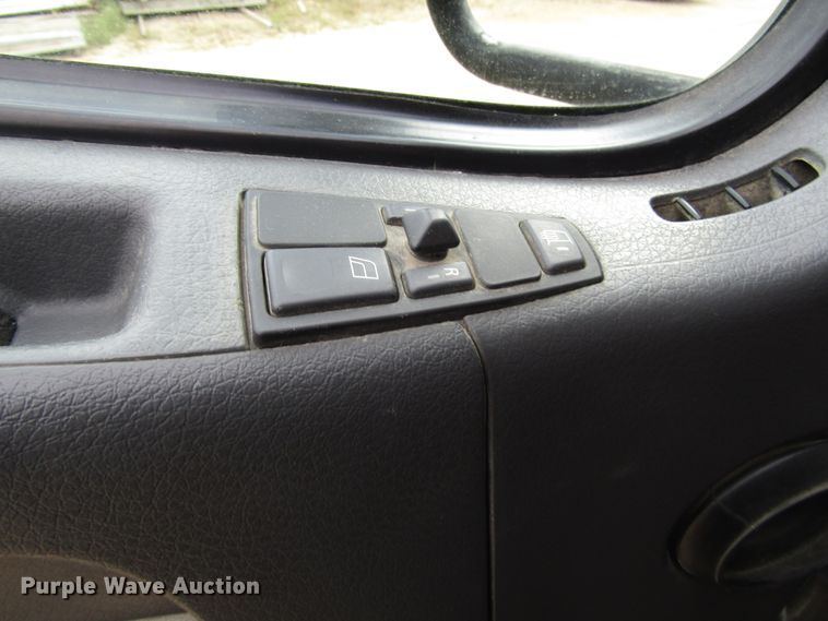 image for item DG8234 2006 Volvo VN semi truck