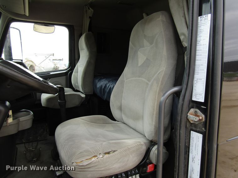 image for item DG8234 2006 Volvo VN semi truck