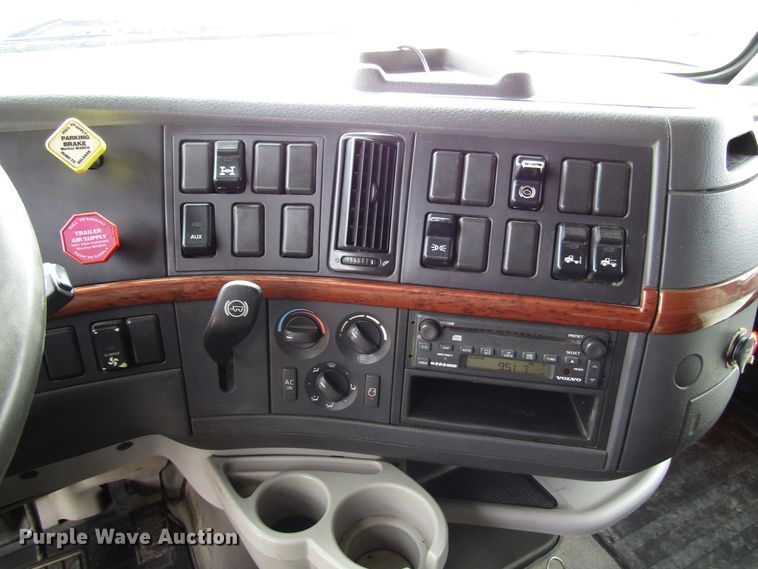 image for item DG8234 2006 Volvo VN semi truck