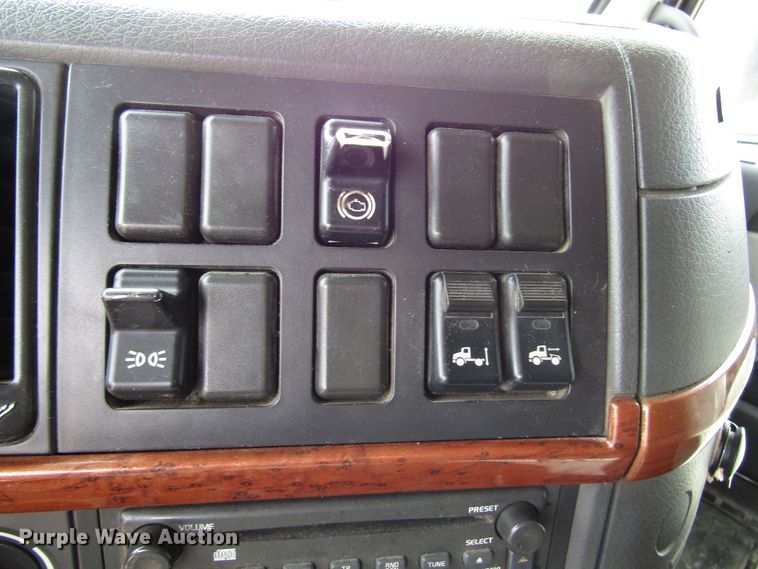 image for item DG8234 2006 Volvo VN semi truck