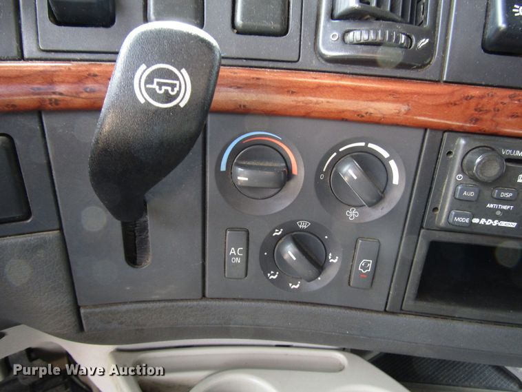 image for item DG8234 2006 Volvo VN semi truck