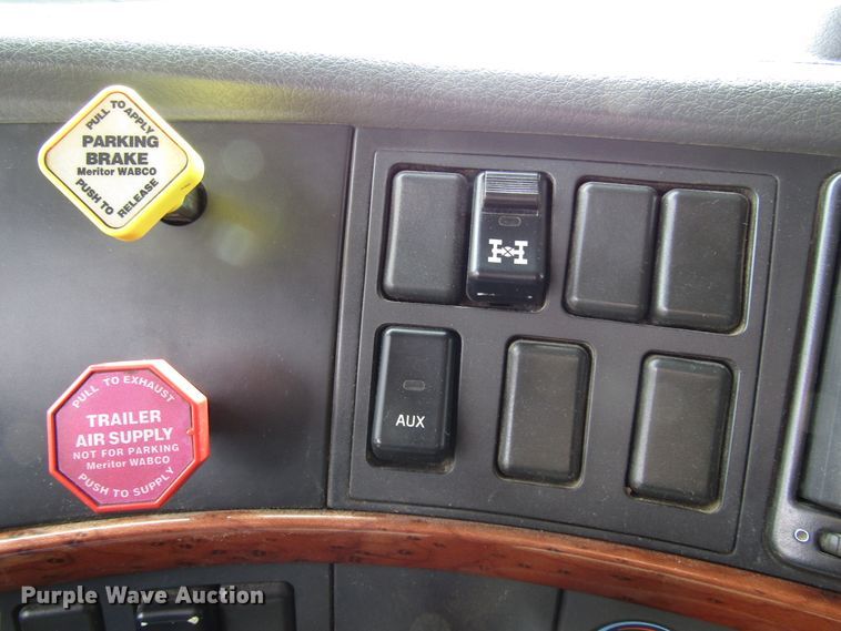 image for item DG8234 2006 Volvo VN semi truck