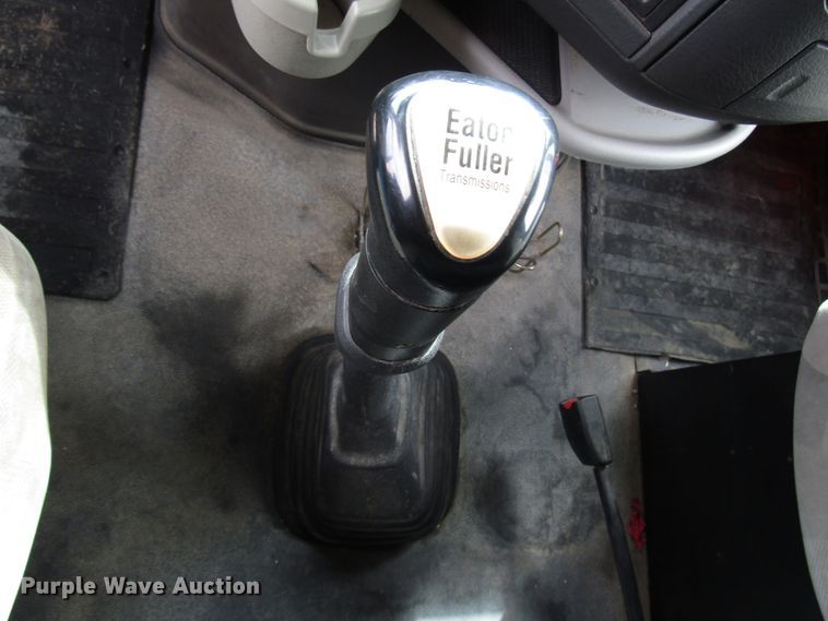 image for item DG8234 2006 Volvo VN semi truck