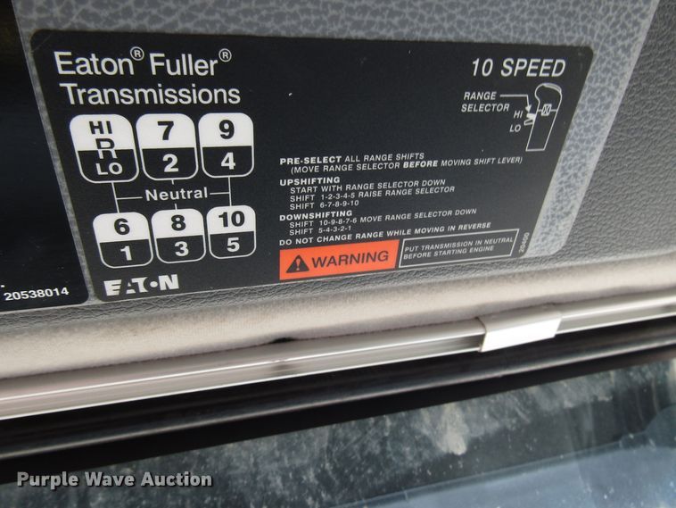 image for item DG8234 2006 Volvo VN semi truck