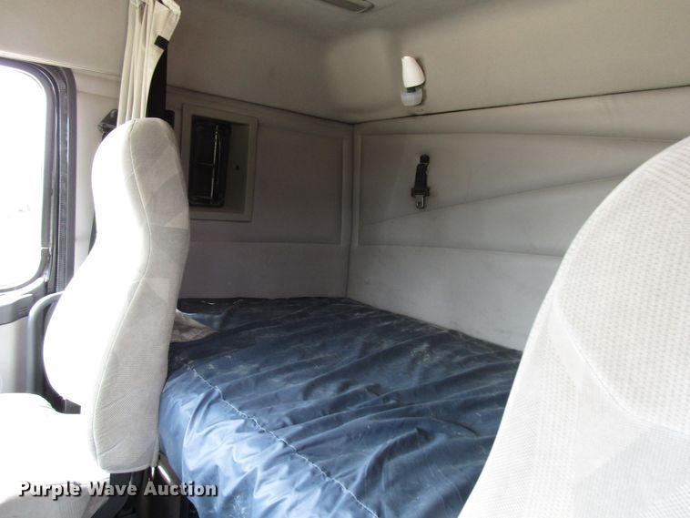 image for item DG8234 2006 Volvo VN semi truck