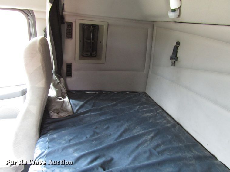 image for item DG8234 2006 Volvo VN semi truck