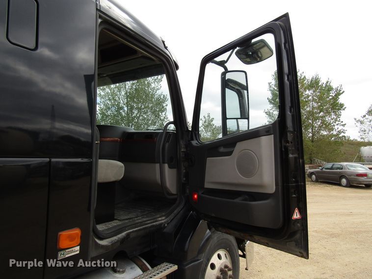 image for item DG8234 2006 Volvo VN semi truck