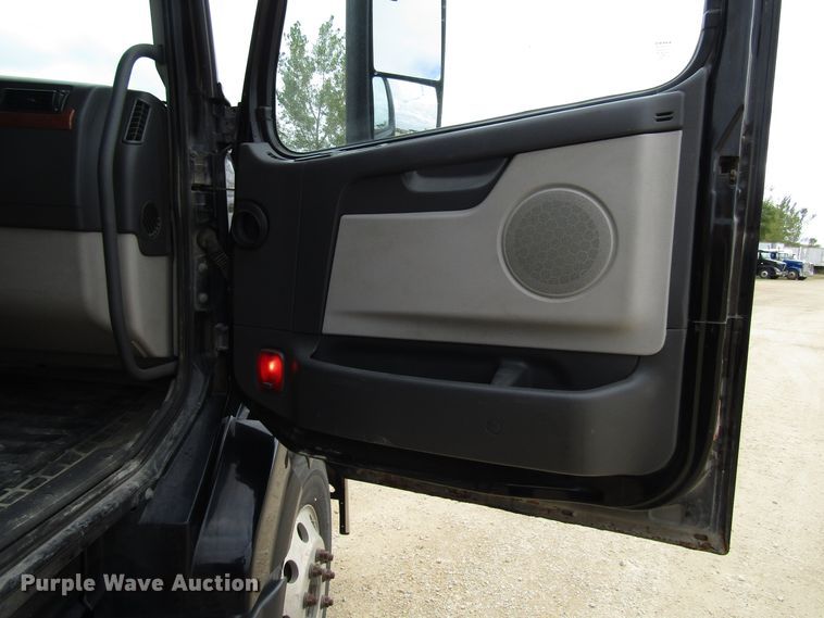 image for item DG8234 2006 Volvo VN semi truck