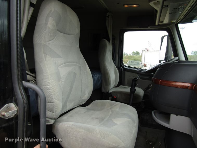 image for item DG8234 2006 Volvo VN semi truck