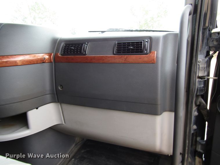 image for item DG8234 2006 Volvo VN semi truck