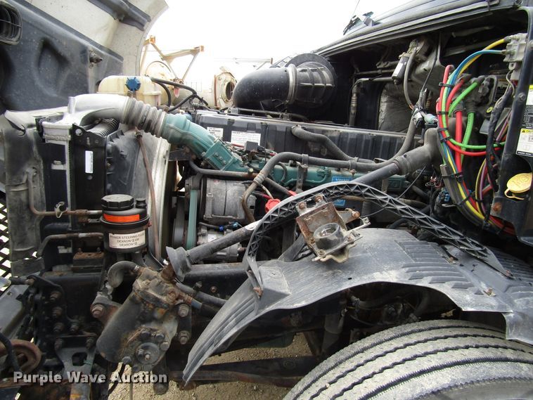 image for item DG8234 2006 Volvo VN semi truck