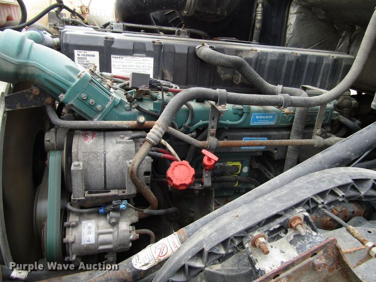 image for item DG8234 2006 Volvo VN semi truck