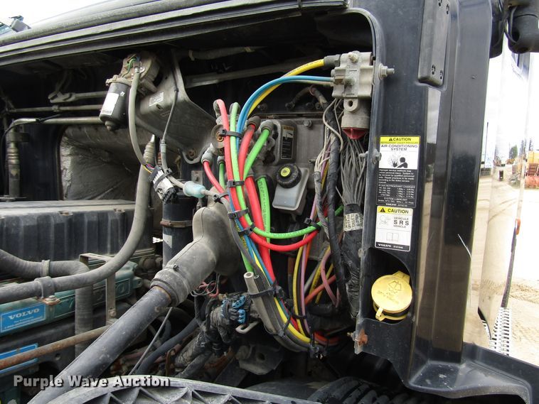 image for item DG8234 2006 Volvo VN semi truck