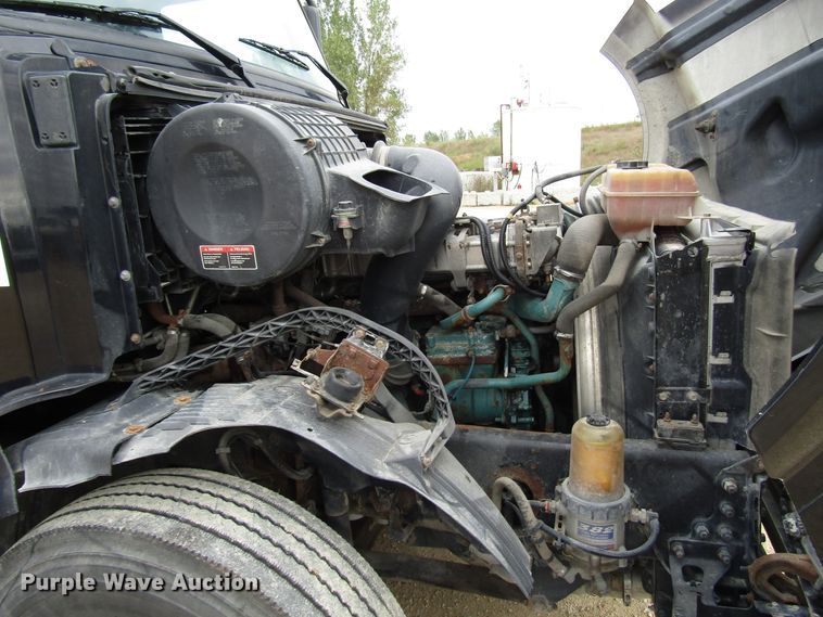 image for item DG8234 2006 Volvo VN semi truck