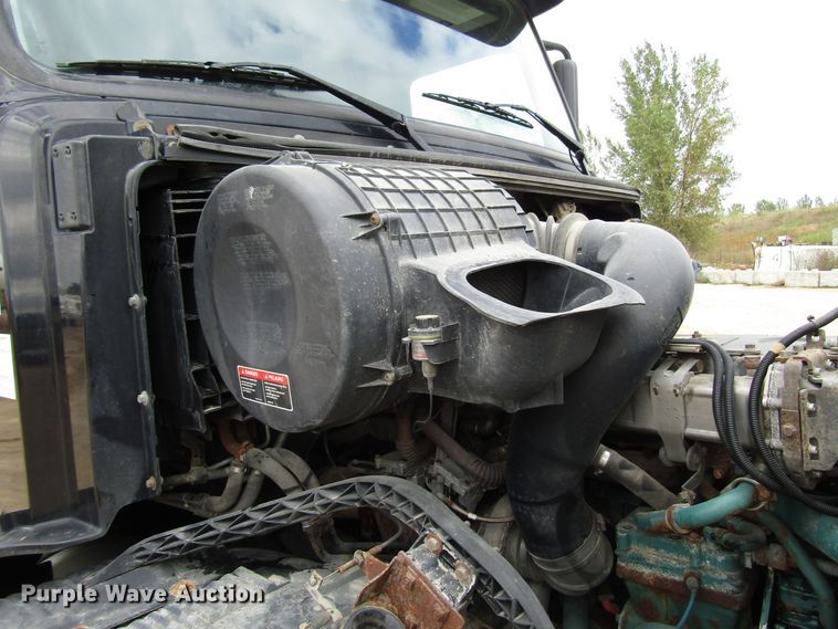 image for item DG8234 2006 Volvo VN semi truck