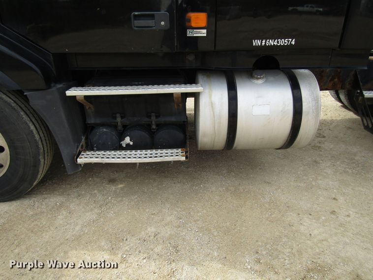 image for item DG8234 2006 Volvo VN semi truck