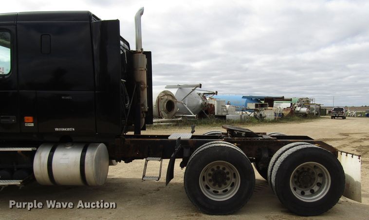 image for item DG8234 2006 Volvo VN semi truck