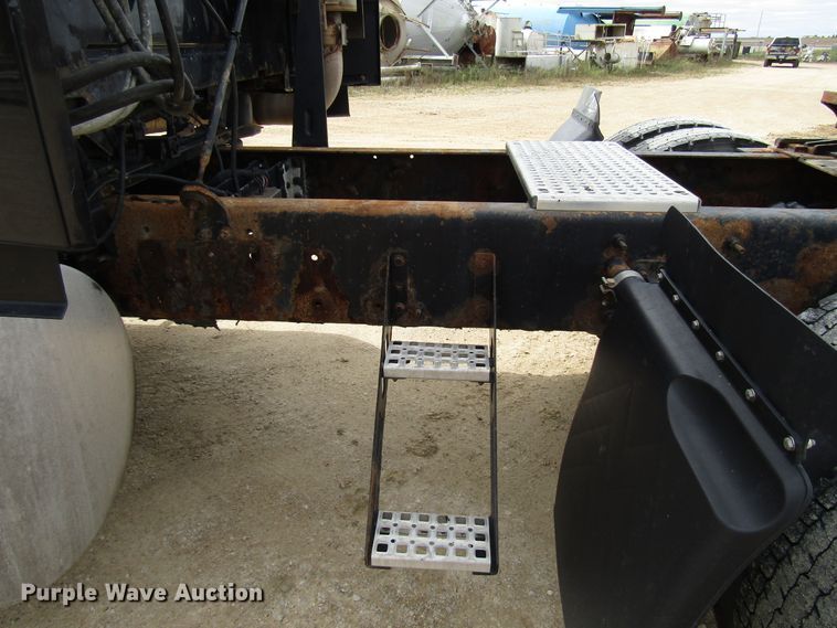 image for item DG8234 2006 Volvo VN semi truck