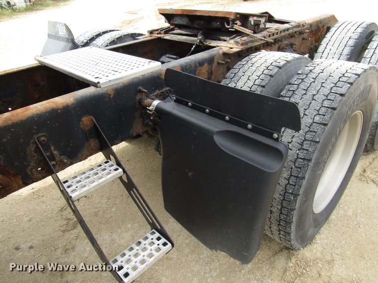 image for item DG8234 2006 Volvo VN semi truck