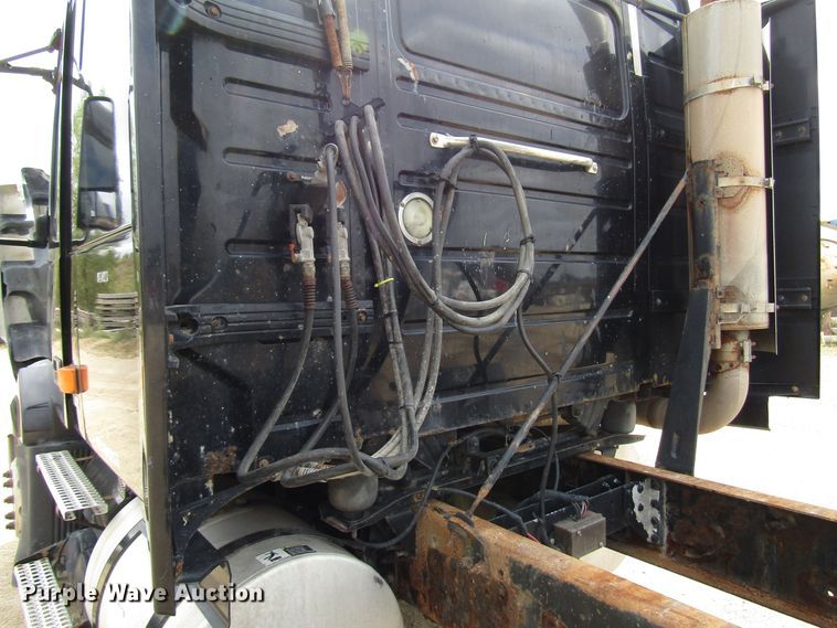 image for item DG8234 2006 Volvo VN semi truck