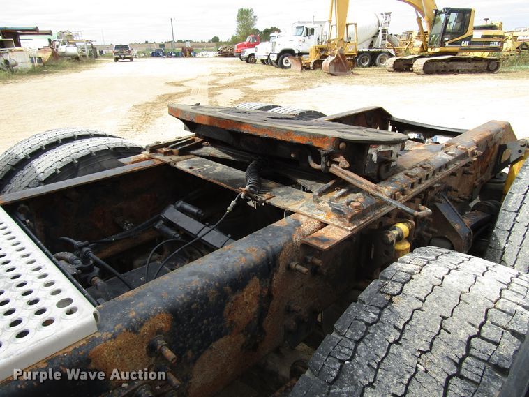 image for item DG8234 2006 Volvo VN semi truck