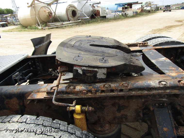 image for item DG8234 2006 Volvo VN semi truck